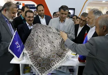 گزارش تصویری از حضور محمد اسلامی در غرفه تین نیوز برای رونمایی نشریه قطار