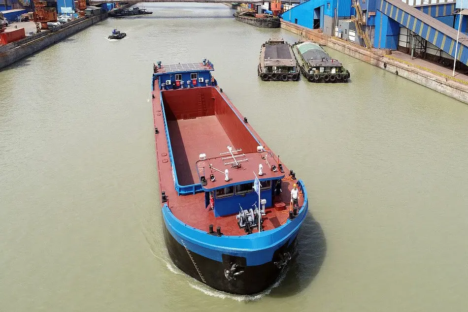 چین کشتی برقی ساخت داخل را به آب انداخت