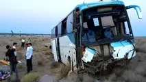 مصدومیت ۲۰ نفر در برخورد اتوبوس با مینی بوس در اتوبان قم