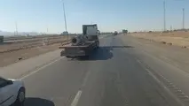 حمل نا ایمن و غیر اصولی بار در جاده یزد/ مهار بار با تسمه پلاستیکی
