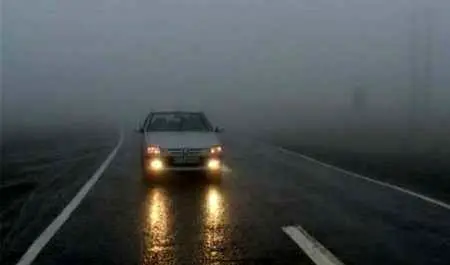 مه غلیظ دید رانندگان در گردنه های کوهستانی و بخشی از اتوبان زنجان - قزوین را کاهش داده است

