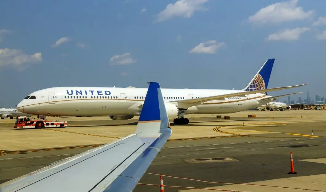 UNITED AIRLINES TO LAY OFF 16,300 WORKERS