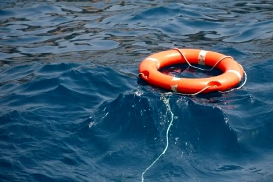 نجات شش سرنشین یک لنج باری سانحه دیده در آب های جزیره ابوموسی