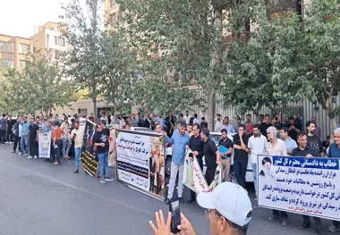 تجمع مالباختگان پرونده واردات کامیون مقابل مجتمع قضایی تهران؛ درخواست تسریع در رسیدگی به پرونده