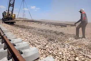 ببینید| عملیات نصب ۸۰ کیلومتر ریل طویل ۱۰۸ متری R60 