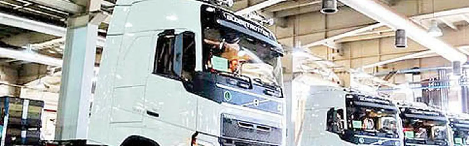  فشار گرانی به رانندگان کامیون ؛ مدیری که برای هر مشکلی نسخه گرانی می پیچد!