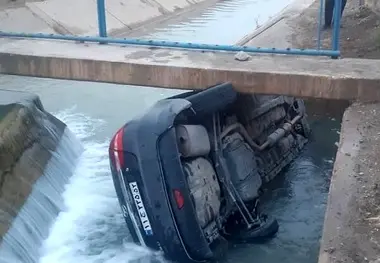 سقوط خودروی جک در کانال آب در اصفهان