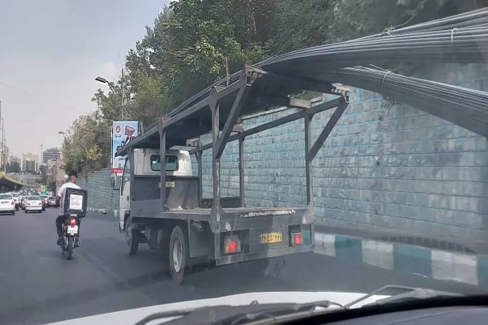 حمل نا ایمن میلگرد در کف خیابان های تهران و بی توجهی عجیب پلیس 