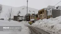 تلاش برای بازگشایی بخشی از مسیرهای برف گیر کوهرنگ توسط ماشین آلات بنیاد مسکن