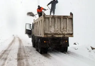 برف و کولاک راه ارتباطی ۲۳۰ روستای آذربایجان شرقی را مسدود کرد