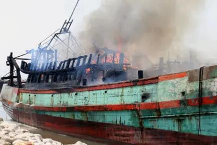 آتش سوزی شناور صیادی در اسکله «پشت‌شهر» بندرعباس 