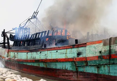 آتش سوزی شناور صیادی در اسکله «پشت‌شهر» بندرعباس