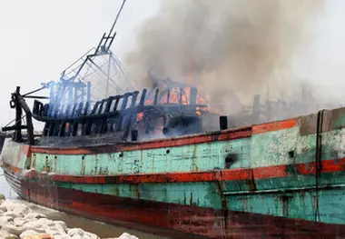 آتش سوزی شناور صیادی در اسکله «پشت‌شهر» بندرعباس