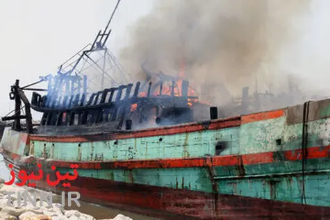 آتش سوزی شناور صیادی در اسکله «پشت‌شهر» بندرعباس