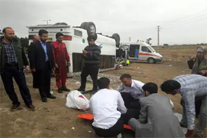 واژگونی مینی بوس و 23 مصدوم در اتوبان معلم اصفهان