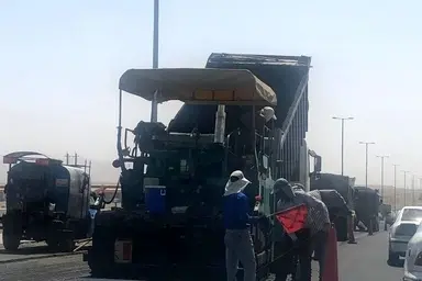 ترافیک کیلومتری اتوبان قم حوالی ستون ۵۰۰ به دلیل روکش آسفالت حین تردد خودروها!
