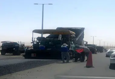 ترافیک کیلومتری اتوبان قم حوالی ستون ۵۰۰ به دلیل روکش آسفالت حین تردد خودروها!
