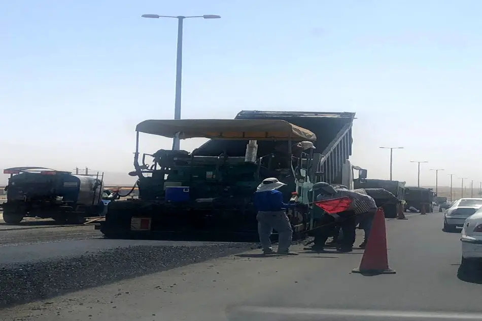 ترافیک کیلومتری اتوبان قم حوالی ستون ۵۰۰ به دلیل روکش آسفالت حین تردد خودروها!