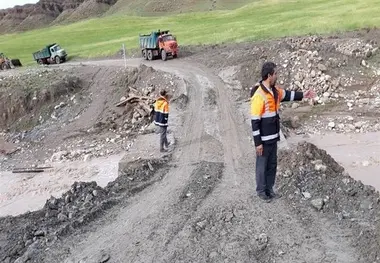 کمک راهداران قزوینی به بازگشایی راه ۱۵ روستا در لرستان
