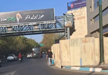 خطر تصادف عابران پیاده در اتوبان حقانی؛ اشغال پیاده رو توسط پیمانکار پله برقی