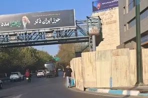 خطر تصادف عابران پیاده در اتوبان حقانی؛ اشغال پیاده رو توسط پیمانکار پله برقی