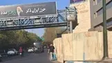 خطر تصادف عابران پیاده در اتوبان حقانی؛ اشغال پیاده رو توسط پیمانکار پله برقی