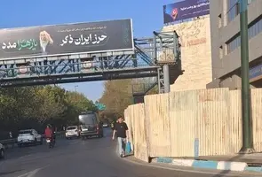 خطر تصادف عابران پیاده در اتوبان حقانی؛ اشغال پیاده رو توسط پیمانکار پله برقی