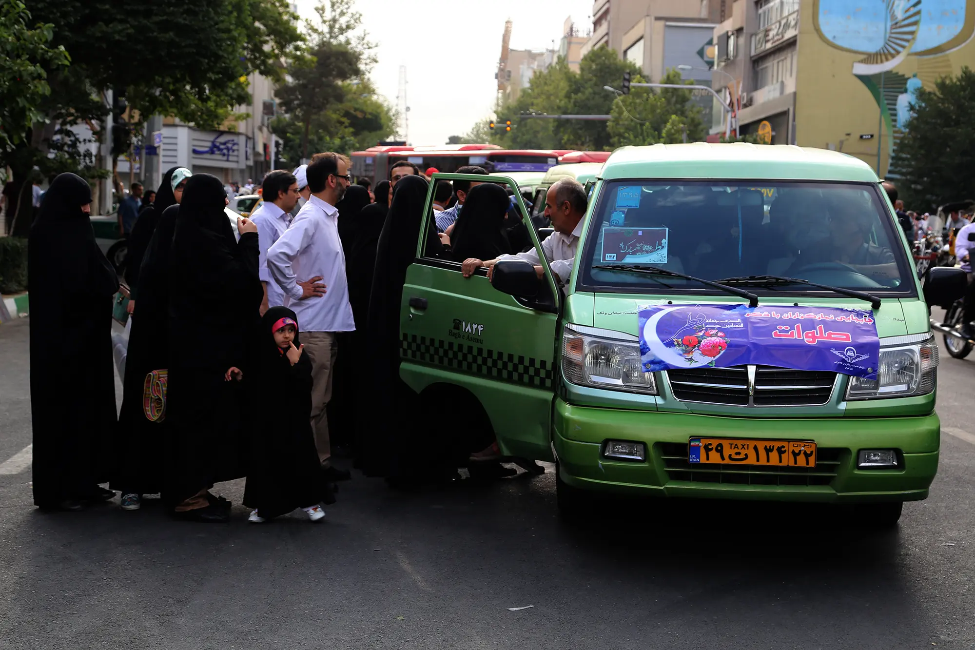 اعلام مسیرهای تاکسی رایگان برای سرویس‌دهی به نمازگزاران عید فطر 