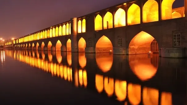 عکس مردان و نوجوانان اصفهانی در سال ۱۲۶۹ روی سی و سه پل