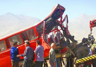 برخورد مینی‌بوس با تیر چراغ‌برق در مینودشت 13 مصدوم برجای گذاشت