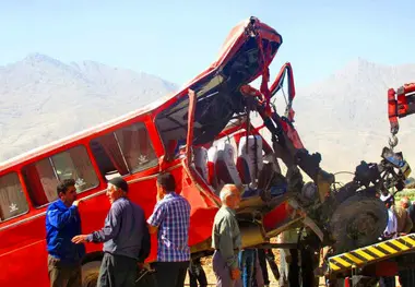 برخورد مینی‌بوس با تیر چراغ‌برق در مینودشت 13 مصدوم برجای گذاشت