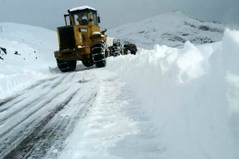  ادامه عملیات برف روبی گردنه کوهرنگ در روزهای پایانی اردیبهشت