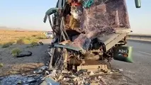حادثه برخورد اتوبوس با تریلر در آزادراه کاشان + فیلم