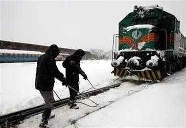 بی‌ احترامی رئیس قطار به مسافران گرفتار در سرمای شدید 