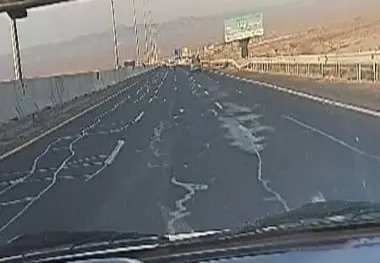 عکس| مشکل آسفالت آزادراه تهران قم به دلیل ترمیم سطحی آن