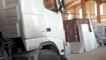 فیلم| سرقت کامیون از داخل پایانه بار اصفهان؛ خروج خودروی سرقتی از در ورودی!