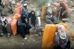 فیلم| کولبری سوخت دختران نوجوان با کیف مدرسه! 