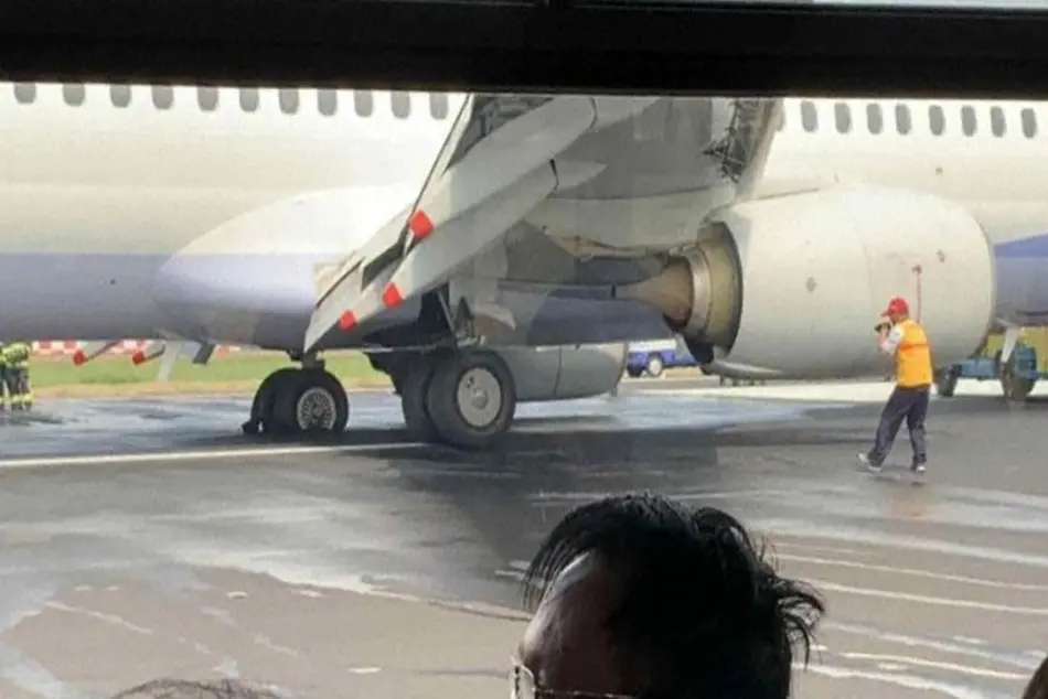 China Airlines Boeing 737 Bursts Both Left Main Tyres on Landing