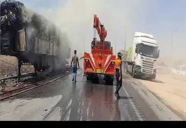 2 کامیون حامل سوخت نفت کوره در ملایر آتش گرفت