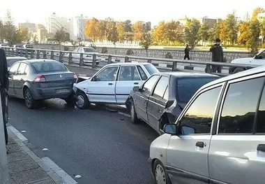 تصادف زنجیره ای در آزاد راه کرج - قزوین ترافیک سنگین ایجاد کرد