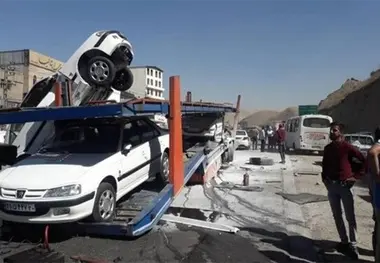 واژگونی تریلی حامل خودروهای صفر کیلومتر در محور میانه + عکس