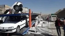 واژگونی تریلی حامل خودروهای صفر کیلومتر در محور میانه + عکس