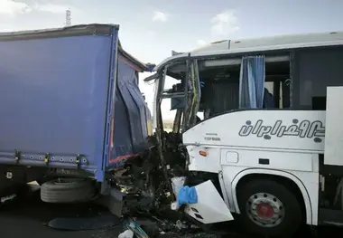 برخورد اتوبوس با تریلی در جاده سبزوار ۲۸ مصدوم بر جای گذاشت