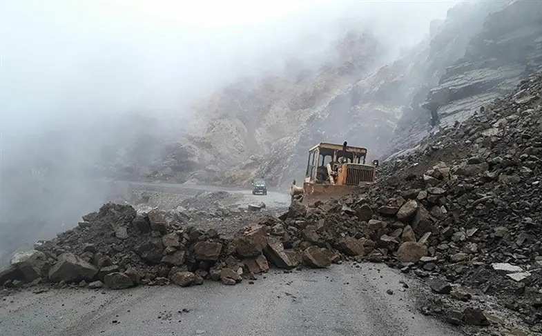 
مسدودشدن محور خرم آباد پلدختر به دلیل بارش شدید باران
