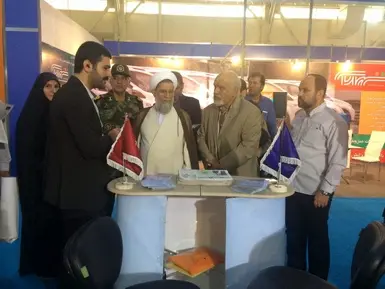 بازدید حجت الاسلام حسنی ،نماینده ولی فقیه در ارتش جمهوری اسلامی ایران از غرفه‌ی تین‌نیوز