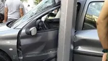 ورود ناگهانی تاکسی به نمایشگاه اتومبیل در خیابان اسکندری 