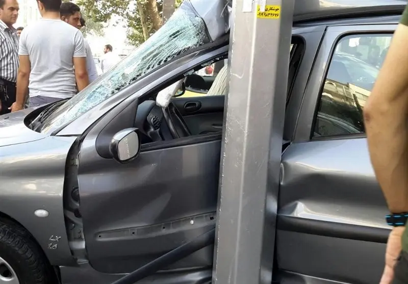 ورود ناگهانی تاکسی به نمایشگاه اتومبیل در خیابان اسکندری 