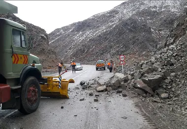  ریزش کوه سبب محدودیت ترافیکی در سبزوار شد