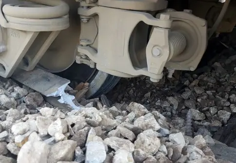 مجروح شدن دو لوکوموتیوران با خروج قطار باربری از ریل