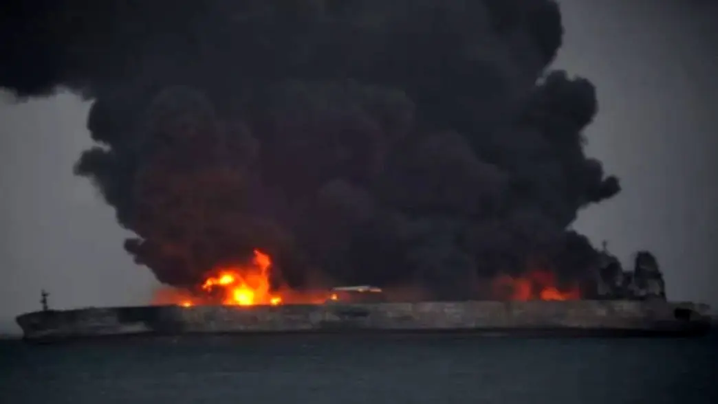 ناپدید شدن 30 ایرانی در برخورد نفت‌کش ایرانی و کشتی باری چین